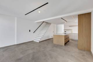 <p>Voor meer info of een bezoek, bel 053 59 49 31 - Op een aantrekkelijke locatie te Haaltert bevindt zich deze volledig gerenoveerde woning. Scholen, winkels en openbaar vervoer bevinden zich in korte nabijheid. Deze woning onderging in <strong>2026 </strong>een <strong>grondige totaalrenovatie</strong>, waarbij zowel kwaliteit als duurzaamheid centraal stonden. De moderne gevel en <strong>zorgvuldig gekozen materialen</strong> zorgen voor een eigentijdse look. Het gelijkvloers omvat een inkomhal met toilet, een lichtrijke leefruimte vormt samen met de <strong>volledig geïnstalleerde open keuken</strong> het warme hart van de woning. Grote raampartijen zorgen voor een mooi zicht op de <strong>onderhoudsvriendelijke tuin</strong>, waar u in alle rust op het zonneterras kan genieten. Via de leefruimte heeft men ook toegang tot de droge kelder. Op de eerste verdieping bevinden zich twee ruime slaapkamers en een comfortabele badkamer. De derde, zeer ruime slaapkamer bevindt zich op de tweede verdieping en is perfect als master bedroom. Verder beschikt de woning over een <strong>grote garage</strong> (39m² - automatische poort) met toegang rechtstreeks via de leefruimte. Troeven: EPC label A - Nieuwstaat - Zonnepanelen - Waterput aangesloten (Maatregelenregister en stedenbouw in aanvraag)</p>