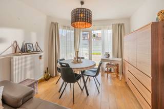 <p>Wonen aan het water? Dit verzorgd gelijkvloers appartement combineert een rustige ligging langs de Geerdegemvaart met een uitstekende bereikbaarheid. U geniet hier dagelijks van het uitzicht en de rust van het water, terwijl het centrum van Mechelen, winkels, scholen, openbaar vervoer en belangrijke invalswegen zich op korte afstand bevinden.</p><p></p><p>Het appartement maakt deel uit van een kleinschalige residentie en verwelkomt u met een aangename leefruimte. Dankzij de grote raampartijen geniet u hier de hele dag van natuurlijk licht. De woonkamer sluit naadloos aan op de recente, volledig uitgeruste open keuken, die voorzien is van alle hedendaagse comfort en voldoende werk- en bergruimte.</p><p>Verder beschikt het appartement over twee volwaardige slaapkamers, een verzorgde badkamer met douche en een praktische berging/wasplaats die extra opslagmogelijkheden biedt.</p><p></p><p>Een absolute meerwaarde is de buitenruimte aan de achterzijde waar u in alle privacy kunt ontspannen.</p><p>Daarnaast beschikt het appartement over een ondergrondse kelderberging, ideaal voor extra stockage.</p><p>Ook technisch scoort deze eigendom uitstekend:  een <strong>EPC-label C</strong> en een <strong>conforme elektrische installatie</strong>, wat bijdraagt aan een zorgeloze aankoop.</p><p></p><p>Een instapklaar appartement op een centrale locatie aan het water!<br />Interesse? Vraag vandaag nog je bezoek aan!</p>