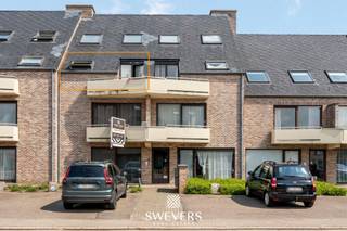 Voor meer info en foto’s, surf naar www.swevers.be – Dit appartement bevindt zich op de 2de verdieping van een gebouw uit 1990, gelegen aan de Hasseltsesteenweg 72 bus 4 in Beringen. Met een bewoonbare oppervlakte van 61 m² biedt het een compacte en functionele indeling, ideaal voor wie een starterswoning of investering zoekt. Het lopende huurcontract is opgezegd en loopt af in oktober. De inkomhal geeft toegang tot alle ruimtes. Aan de linkerzijde bevindt zich de leefruimte van 15 m² met aansluitend een terras van 5 m², wat zorgt voor een aangename buitenruimte. De naastgelegen keuken van 3,75 m² wordt aangevuld met een praktische berging. Aan de voorzijde van het gebouw beschikt het appartement ook over een privé parkeerplaats. Centraal in het appartement bevinden zich een apart toilet en de badkamer. Aan de rechterzijde liggen twee slaapkamers van respectievelijk 6,10 m² en 4,62 m², geschikt als slaap-, werk- of hobbyruimte. Het appartement is op te frissen, wat de mogelijkheid biedt om het volledig naar eigen smaak in te richten. De ligging is een extra troef: openbaar vervoer op 150 meter, winkels en horeca op 500 meter, scholen binnen 1 km en vlotte verbinding naar de snelweg op 4 km. Voor meer informatie, bel 011 255 155. Bron bewoonbare oppervlakte: EPC – verslag.