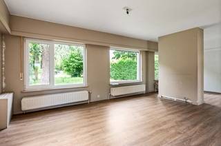 <div><div> <p>Open bebouwing met tuin op 1.064 m². </p><p>Op een goede locatie bevindt zich deze open bebouwing op een perceel van 1.064 m². De west-gerichte tuin van circa 800 m² biedt een aangename buitenruimte met veel privacy. Via de inkomhal op tegelvloer komt u binnen in de woning. Op het gelijkvloers is er een afzonderlijk gastentoilet met handenwasser, een leefruimte van 36 m² en een deels ingerichte keuken die aansluit op de woonkamer. Daarnaast is er een bureel of multifunctionele kamer, geschikt als extra slaapkamer of hobbyruimte. Op de eerste verdieping bevinden zich drie slaapkamers en een badkamer die is voorzien van een ligbad, toilet en dubbele wastafel. Deze woning biedt als troeven de vernieuwde PVC-ramen en de topligging, samen met het ruime perceel en de aangename tuin met veel buitenruimte. </p></div> </div>