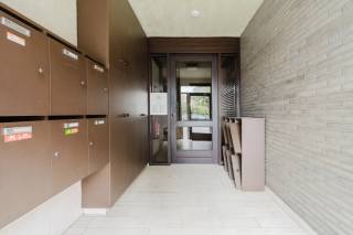Ben jij op zoek naar een ruim appartement met 3 slaapkamers in het centrum van Eine? Gevonden!<br /><br />De vlot bereikbare ligging, de grote en lichtrijke ruimtes, het lange terras en de mogelijkheid om een garagebox aan te kopen zijn maar enkele van de vele troeven die we hier terugvinden!<br /><br />INDELING:<br /><br />Je komt het appartement binnen via de ruime inkomhal. Van hieruit heb je toegang tot de lichtrijke living met aansluitend het lange terras. Verder beschikt het appartement over een ruime keuken, drie volwaardige slaapkamers, een badkamer, een praktische wasplaats en een apart toilet.<br /><br />BERGING:<br />Het appartement beschikt bovendien over een ondergrondse berging, ideaal voor extra opslagruimte.<br /><br />GARAGEBOX:<br />Er is mogelijkheid tot aankoop van een handige garagebox voor €15.000.<br /><br />Lijkt dit ruime appartement wel iets voor jou? Aarzel dan zeker niet en contacteer ons vandaag nog om een bezoek in te plannen!