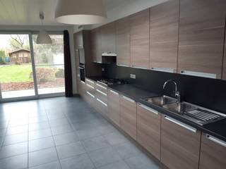 Achter deze fraaie gevel bevindt zich deze praktische, en technisch degelijke, woning.De voordeur sluit aan op een handig sas, in connectie met de...