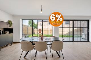 Cette maison à faible consommation d'énergie est construite selon des règles de construction strictes :Panneaux solaires, pompe à chaleur, double...