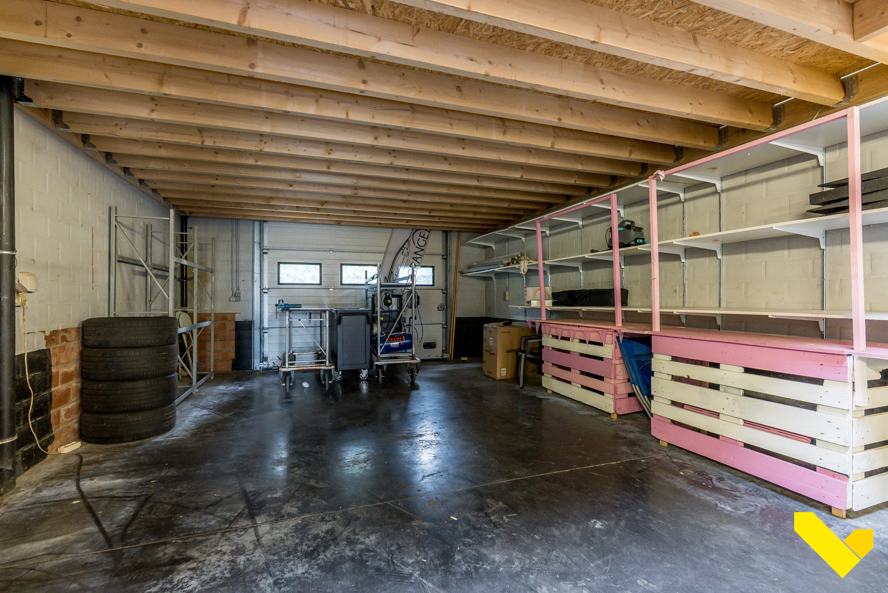 Ruime hal voorzien van hoge automatische poort. - foto 4