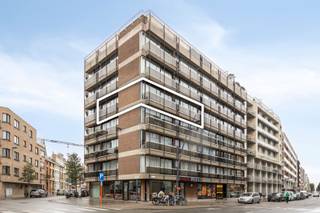 <span><span>Aan de rand van het centrum van <strong>Oostende</strong>, en op 420 meter van het strand, bieden wij u een appartement aan met <strong>2 slaapkamers </strong>in een gunstig gelegen en verzorgde residentie. <strong>Inclusief een private berging</strong>. Het appartement bevindt zich op de <strong>4e verdieping</strong> en situeert zich optimaal ten opzichte van het centrum van Oostende, maar ook van de uitvalswegen. Andere belangrijke voorzieningen zoals openbaar vervoer, wijkparken en winkels vindt u letterlijk om de hoek. In de omgeving zijn er voldoende (gratis) parkeerplaatsen beschikbaar. Het appartement beschikt over 2 balkons, zodat u in de zomer ook van de buitenlucht kan genieten.<br /><br />Via de hall komt u terecht in een zeer lichtrijke living met open keuken. Twee slaapkamers, respectievelijk 12 m<sup>2</sup> en 8,6 m<sup>2</sup>, en een badkamer met douche plus afzonderlijk toilet. De tweede slaapkamer kan ook als bureauruimte worden ingedeeld. Dit eigendom is bovendien ook uitermate interessant als beleggingsvastgoed, of als 2° verblijf aan zee.<br /><br /><u>Troeven</u>:</span></span>
<ul>
<li><span><span><strong>Geen renovatieverplichting, energielabel C</strong>;</span></span></li>
<li><span><span>Centraal gelegen met Noordzee & strand op 420 meter;</span></span></li>
<li><span><span>Bus en tram op wandelafstand;</span></span></li>
<li><span><span>Lift aanwezig en ruimte voor fietsen;</span></span></li>
<li><span><span>Groot aanbod aan winkels, restaurants en horeca vlakbij;</span></span></li>
<li><span><span><strong>Ideaal als vakantieverblijf of beleggingsvastgoed</strong>;</span></span></li>
<li><span><span>Aanvaarding in overleg, kan snel.</span></span></li>
</ul>
<span><span>Wenst u meer info of een bezoek aan dit instapklare en ideale appartement? Mis deze kans niet en bel ons kantoor op het nummer 051 50 11 51 of mail naar diksmuide@diksimmo.be. </span></span>