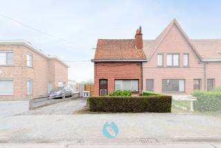 Bent u op zoek naar een renovatieproject met potentieel? Dan is dit uw kans! <br />Vlakbij het centrum van Ertvelde bieden wij deze te renoveren woning aan op een perceel van 283 m². <br />Deze is gelegen in een rustige straat op wandelafstand van het centrum met wekelijkse markt, winkels en openbaar vervoer - vlotte aansluiting tot de R4. <br /><br />De indeling van deze woning is op heden als volgt: leefruimte, berging, keuken, hal, badkamer. <br />Op de verdieping vinden we twee slaapkamers terug.<br /><br />Dit pand is onderworpen aan de renovatieverplichting van de Vlaamse overheid voor residentiële gebouwen (behoudens bij sloop binnen 5 jaar na de aankoop). Consulteer voor meer informatie de website van het Vlaams Energie- en Klimaatagentschap via https://www.vlaanderen.be/een-huis-of-appartement-kopen/renovatieverplichting-voor-residentiele-gebouwen<br /><br />Fijn renovatieproject om een ideale opbrengsteigendom te creëren. <br />De woningen gelegen te Molenstraat 81 en 83 - Ertvelde wonen eveneens te koop aangeboden. <br /><br />Wilt u deze eigendom en zijn troeven zelf ontdekken, neem dan zeker contact op voor het plannen van een bezoek ter plaatse.<br /><u><strong>Interesse?</strong></u> Contacteer Steffi telefonisch op 0498/50.50.94 of per mail steffi@vastgoeddevos.be 