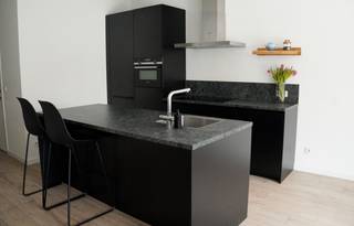 Modern 1 slaapkamer appartement (bouwjaar 2021) met zuidgerichte tuin.<br /><br />Dit recente appartement uit 2021 is een interessante opportuniteit voor wie op zoek is naar comfortabel en energiezuinig wonen. De leefruimte is aangenaam licht dankzij de grote ramen en geeft rechtstreeks uit op de zuidgerichte tuin met beregeningsinstallatie.<br /><br />De open keuken sluit mooi aan op de woonkamer en is praktisch ingericht. Verder beschikt het appartement over een volwaardige slaapkamer en een nette, moderne badkamer.<br /><br />Er is bovendien een aparte wasberging binnen, wat zorgt voor extra comfort in het dagelijks gebruik.<br /><br />Buiten is er een privatieve berging die aansluit op de tuin, handig voor het opbergen van tuinmateriaal. Daarnaast is er een gedeelde fietsen- en afvalberging voorzien.<br /><br />Extra troef zijn de aanwezige zonnepanelen, die bijdragen aan een lagere energiekost.<br /><br />Kortom, een verzorgd en instapklaar appartement met een aangename buitenruimte.<br /><br />Interesse? Neem gerust contact op voor meer info of een bezoek.