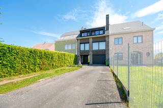 Bijzonder gerenoveerde, ruime gezinswoning met een  rustige  top ligging.Grote voortuin zeer geschikt voor parkeren van wagens.De woning beschikt...