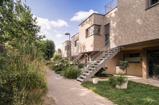 LOCATIEWelkom in deze rustige en kindvriendelijke woonwijk vlakbij scholen, winkels en openbaar vervoer – een ideale omgeving voor gezinnen of wie...