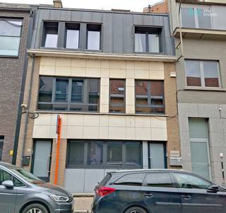 Opbrengsteigendom ideaal gelegen in het centrum van Meise. Dit gebouw omvat een commercieel gelijkvloers van 140 m², momenteel niet verhuurd, met...