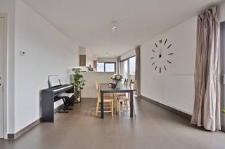 Dit zeer energiezuinig appartement combineert een knappe afwerking met een logische indeling. Gelegen op de vijfde verdieping geniet je van...