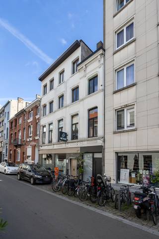 Gerenoveerde stadswoning met 4 slaapkamers naast het Groen Kwartier<br /><br />Koffie bij Caffenation of Café Betty, dineren bij PAKT en een aperitief bij August. In de Lamorinièrestraat woon je naast het Groen Kwartier, met fijne horeca, winkels en groen vlakbij.<br /><br />Deze gerenoveerde stadswoning combineert die aantrekkelijke ligging met ca. 175 m² bewoonbare oppervlakte, vier slaapkamers en een aangename stadskoer.<br /><br />Op het gelijkvloers bevindt zich de ingerichte keuken met eetruimte en toegang tot de koer. De keuken is uitgerust met een SMEG-gasvuur, vaatwasser en Quooker. De aparte zitruimte ligt op de eerste verdieping.<br /><br />Vier slaapkamers bieden ook mogelijkheden voor een bureau of hobbyruimte. De badkamer beschikt over een ligbad en ruime douche. Twee toiletten, maatmeubilair en een praktische kelder vervolledigen het geheel.<br /><br />De woning werd in 2025 grondig gerenoveerd, met onder meer een vernieuwd dak, nieuwe ramen, keuken en badkamer. Conforme elektriciteit en EPC-label B zorgen voor een comfortabele, instapklare thuis.<br /><br />Bijzonderheden: ca. 175 m² bewoonbaar | 4 slaapkamers | stadskoer | kelder | renovatie 2025 | elektriciteit conform | EPC B – 163 kWh/m²/jaar.