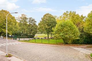 Woning met drie gevels, inclusief opslagruimte en mogelijkheden voor zakelijk gebruik, in het hart van Moeskroen.Deze woning is perfect gelegen tegenover het "gemeentelijk park" en op slechts een steenworp afstand van de "Grote Markt". Dankzij de uitzonderlijke woonoppervlakte, de volledige kelder en de opslagruimte biedt deze woning een bijzonder aantrekkelijke leefomgeving.Dit pand is uitermate geschikt voor een gezin dat op zoek is naar comfort en ruimte, maar ook voor een zelfstandige of ondernemer die wonen en werken wil combineren.De volledige kelder biedt aanzienlijke extra ruimte voor opslag, vrijetijdsbesteding of inrichting naar eigen wens, en biedt tevens plaats voor één tot twee voertuigen.De begane grond bestaat uit een grote en lichte woonkamer van bijna 70 m², een ingerichte keuken met een eethoek, een apart toilet en een terras.De verdieping beschikt over een overloop die toegang geeft tot een badkamer en vier slaapkamers.De zolder biedt op zijn beurt een ruime ruimte die nog kan worden ingericht tot één of twee extra slaapkamers.De buitenruimte omvat een eigen oprit met poort waar meerdere voertuigen kunnen worden geparkeerd, een ruime binnenplaats en een opslagruimte.Dankzij de bevoorrechte ligging in het centrum van Moeskroen ligt dit pand met talrijke mogelijkheden vlak bij winkels, diensten, scholen, openbaar vervoer en voorzieningen – ideaal voor wie op zoek is naar ruime ruimtes en een professioneel project wil realiseren.