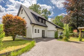 <p><span>Eigentijdse villa met vijf slaapkamers, EPC B en een afwerking die klaar is voor de toekomst</span></p><p><span>In een rustige en groene woonomgeving in Kapellen, aan de </span><span>Leeuweriklaan 12</span><span>, staat deze stijlvolle vrijstaande villa op een perceel van </span><span>674 m²</span><span>. Een woning die meteen overtuigt door haar uitstraling, haar doordachte renovaties en vooral door de ruimte die ze te bieden heeft. Met een bewoonbare oppervlakte van maar liefst </span><span>313 m²</span><span> is dit een thuis waar een gezin moeiteloos kan groeien, leven en genieten.</span></p><p><span>In 2015 werd de villa volledig met de hoogste zorg gerenoveerd én energetisch geoptimaliseerd. Dankzij onder meer </span><span>driedubbele beglazing</span><span>, een </span><span>geïsoleerde en met crepi afgewerkte gevel</span><span> en een </span><span>EPC-score B (106 kWh/m²)</span><span> combineert deze woning hedendaags wooncomfort met een lager energieverbruik. Hier koop je niet alleen vierkante meters, maar ook gemoedsrust voor de toekomst.</span></p><p><span>De ligging is minstens even aantrekkelijk. </span><span>Midden in de residentiële wijk De Sterre</span><span> is de Leeuweriklaan is een rustige straat waar wonen nog écht wonen is: weinig verkeer, veel groen en alle voorzieningen van Kapellen binnen handbereik. Scholen, winkels, openbaar vervoer en belangrijke invalswegen bevinden zich op korte afstand, terwijl je thuis geniet van rust en privacy.</span></p><p><span>Vijf slaapkamers, twee badkamers, een kelder, garage, carport, een overdekt terras en een prachtig aangelegde oprit met automatische schuifpoort maken van deze villa een woning die zich moeiteloos aanpast aan elke levensfase.</span></p><p><span> </span></p><p><span>Buitenomgeving</span></p><p><span>Aankomen in stijl, genieten in alle rust</span></p><p><span>Vanaf het moment dat de automatische schuifpoort opent, voel je dat deze woning met aandacht werd ontworpen. De verzorgde oprit biedt ruim plaats aan meerdere wagens en leidt naar zowel de garage als de carport.</span></p><p><span>Achteraan vormt het overdekte terras het verlengstuk van de leefruimte. Een plek waar lange zomeravonden vanzelfsprekend worden en waar je, ongeacht het seizoen, comfortabel buiten kunt genieten. De onderhoudsvriendelijke tuin biedt voldoende ruimte voor kinderen, huisdieren of gewoon om in alle rust tot jezelf te komen.</span></p><p><span> </span></p><p><span>Leefruimte</span></p><p><span>Licht, ruimte en een natuurlijke flow</span></p><p><span>Binnen valt meteen de royale leefruimte op, waar grote raampartijen zorgen voor een overvloed aan natuurlijk licht. De verschillende leefzones lopen harmonieus in elkaar over en creëren een aangename sfeer voor zowel gezellige gezinsmomenten als het ontvangen van gasten.</span></p><p><span>Dankzij de doordachte indeling voelt elke ruimte open, praktisch en comfortabel aan. Hier ervaar je dagelijks het gevoel van ruimte zonder in te boeten aan gezelligheid.</span></p><p><span> </span></p><p><span> </span></p><p><span>Verdieping</span></p><p><span>Plaats genoeg voor het hele gezin</span></p><p><span>De eerste verdieping biedt maar liefst </span><span>drie volwaardige slaapkamers</span><span>, waardoor elk gezinslid over een eigen plek beschikt. Ook een thuisbureau, hobbykamer of dressing behoren moeiteloos tot de mogelijkheden.</span></p><p><span>Met </span><span>twee volledig uitgeruste badkamers</span><span> verloopt ook de ochtendspits een stuk aangenamer. Comfort, functionaliteit en privacy gaan hier hand in hand.</span></p><p><span>Op de tweede verdieping zijn er nog 2 afgewerkte slaapkamers.</span></p><p><span> </span></p><p><span>Extra troeven</span></p><p><span>Sommige woningen onderscheiden zich door hun afwerking, andere door hun ruimte. Deze villa combineert beide.</span></p><ul><li><span>Vrijstaande villa op </span><span>675 m²</span><span> eigen grond.</span></li><li><span>313 m²</span><span> bewoonbare oppervlakte.</span></li><li><span>EPC B – 106 kWh/m²</span><span>.</span></li><li><span>Driedubbele beglazing.</span></li><li><span>Geïsoleerde gevel met crepi-afwerking.</span></li><li><span>Vijf slaapkamers.</span></li><li><span>Twee badkamers.</span></li><li><span>Garage én carport.</span></li><li><span>Overdekt terras.</span></li><li><span>Automatische schuifpoort en verzorgde oprit.</span></li></ul><p><span>Een instapklare gezinsvilla waar comfort, energiezuinigheid en ruimte perfect samenkomen. Een woning die vandaag alles biedt wat je verwacht, én klaar is voor morgen.</span></p><p><span> </span></p>