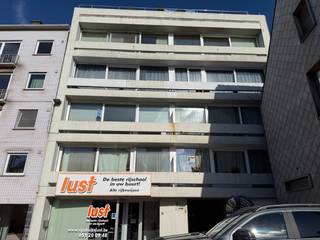 Centraal gelegen 2 slaapkamer appartement, terrasje, indeling : inkom, leefruimte, 2 slaapkamers, balkon vooraan, privé terrasje achteraan, half open keuken, badkamer met douche, toilet en lavabo, kelder op de -1 verdieping nr 7.<br />Individuele aardgas verwarmingsketel.<br />Allen aparte meters van de nutsvoorzieningen?<br />Bezoekdag elke woensdag van 18h. tot 18h30, na afspraak.<br />Vrij : 15 september 2026<br />HP : € 750/m + € 50/m<br />HWB : 3 maanden = 2.250,00 euro<br />EPC : C-label<br />Conformiteitsattest : in onderzoek