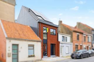 <p><span>Casco nieuwbouwwoning met 4 slaapkamers in het hartje van Sint-Gillis-Waas</span></p><p><span> </span></p><p><span>Dit betreft een BEN-woning met 4 slaapkamers en een gezellig stadstuintje op een uitstekende locatie in het hartje van Sint-Gillis-Waas. </span></p><p><span>De woning is centraal gelegen in een rustige woonstraat op een steenworp van diverse winkels, scholen & openbaar vervoer, tevens beschikt de woning over een vlotte mobiliteit via E34 en lokale invalswegen. </span></p><p><span>De uitmuntende locatie, de vele mogelijkheden naar inrichting volgens eigen smaak & de energiezuinige, kwalitatieve afwerking zijn slechts enkele van de vele troeven die deze woning te bieden heeft. </span></p><p><span> </span></p><p><span>INDELING</span></p><p><span> </span></p><p><span>Gelijkvloers: </span></p><p><span>Inkomhal. </span></p><p><span>Apart toilet. </span></p><p><span>Bureauruimte/wasruimte. </span></p><p><span>Berging met technische ruimte en voorziening voor oa. wasmachine. </span></p><p><span>Open leefruimte & keuken. </span></p><p><span>Gezellige stadstuin met aangelegd terras. </span></p><p><span> </span></p><p><span>1e verdieping: </span></p><p><span>2 slaapkamers (11m² & 17m²).</span></p><p><span>Badkamer met voorziening voor inloopdouche, dubbel lavabomeubel & toilet. </span></p><p><span> </span></p><p><span>2e verdieping: </span></p><p><span>2 slaapkamers (12m² & 18m²).</span></p><p><span> </span></p><p><span>Zolder: </span></p><p><span>Toegankelijk via uitschuif trap. </span></p><p><span>Bergzolder. </span></p><p><span> </span></p><p><span>EXTRA</span></p><p><span>Bouwjaar 2026. </span></p><p><span>Verkoop onder registratierechten. </span></p><p><span>ALU dubbele beglazing. </span></p><p><span>Vloerverwarming via lucht-water warmtepomp.</span></p><p><span>Ventilatiesysteem aanwezig met warmterecuperatie. </span></p><p><span>Regenwaterput 3.000 liter voorzien. </span></p><p><span>8 zonnepanelen. </span></p><p><span>Casco verkoop - offertes voor verdere afwerking ter beschikking (€50.000 excl. btw). </span></p><p><span>Verdere afwerking kan gecoördineerd worden door verkoper. </span></p><p><span> </span></p><p><span>E-peil: -5 (BEN) </span></p><p><span>Wg - Vg - Gvv - Gvkr - Gmo </span></p>