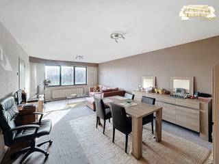 Instapklaar en energiezuinig appartement (EPC B – 104) met 2 slaapkamers, ruime badkamer (bad + douche), aparte toilet, lichtrijke living, keuken met berging en recente condensatieketel. Zuidgericht terras met zicht op een toekomstig vernieuwd park met fietsostrade, speeltuin en hondenweide.<br /><br />Privé kelderberging en gemeenschappelijke fietsenstalling op -1. Dak geïsoleerd, elektriciteit AREI conform, asbestvrij. Geen geplande kosten in het gebouw.<br /><br />Goede investering – huidige bewoner wenst te blijven huren<br />Slechts 7 min van Antwerpen centrum<br />Lift aanwezig – €130/maand provisiekosten (incl. water)<br /><br />Akte te verlijden vóór 15/12/2025<br />Contact: laila@immodor.be – 0477/30 85 59