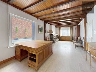 Deze eigendom is ideaal geschikt voor iedereen die nood heeft aan ruimte zowel in de woning als met de bijhorende werkplaats van 200m²<br /><br />Het woonhuis vraagt een renovatiebeurt maar biedt zeer veel mogelijkheden door zijn 226m² bewoonbare oppervlakte en stijlvolle elementen.<br />Deze omvat : inkomhal - bureel - living - keuken - kelder - stookplaats - badkamer - 4 ruime slaapkamers.<br /><br />De ruime oprit naast het huis biedt toegang tot het bijgebouw van 5m breed op 40m diep (+/- 200m² groot) en is ideaal voor de kleine zelfstandige of hobbyist. <br /><br />Achter de woning bevindt zich een terras met een open bijgebouw wat dienst kan doen als uitbouw of winterterras.<br />Er is tevens een diepe tuin.<br /><br />Vraag nu uw bezoek om de vele mogelijkheden te ontdekken.<br />