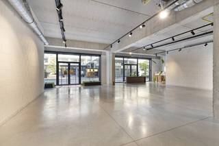 Dit handelspand te huur heeft een oppervlakte van ca. 285m² en is in heel goede staat. Met haar centrale ligging op De Munt, met...