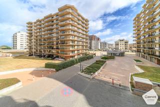 Op een unieke ligging aan de Leopold I Esplanade bevindt zich dit ruime, lichtrijke en rolstoeltoegankelijke <strong>hoekappartement</strong>. Het grote <strong>zuidgerichte terras</strong> loopt rondom het volledige appartement en biedt de hele dag door aangename buitenruimte.<br /><br /><strong>Indeling</strong>
<ul>
<li>Ruime leef- en eetkamer</li>
<li>Open keuken met zicht op het terras</li>
<li><strong>Drie volwaardige slaapkamers</strong></li>
<li>Badkamer met douche en lavabo</li>
<li>Tweede badkamer met ligbad, lavabo en toilet</li>
<li>Afzonderlijk gastentoilet</li>
<li><strong>Groot zuidgericht terras rondom het appartement</strong></li>
<li>Ruime autostaanplaats inbegrepen</li>
</ul>
<strong>Troeven</strong>
<ul>
<li>Instapklaar en rolstoeltoegankelijk</li>
<li>Uitstekende ligging vlak bij zee</li>
<li><strong>Lichtrijk hoekappartemen</strong>t</li>
<li><strong>Drie slaapkamers en twee badkamers</strong></li>
<li>Royaal, zonnig terras</li>
<li><strong>EPC-label C</strong></li>
<li>Elektrische verwarming</li>
<li><strong>Autostaanplaats inbegrepen in de verkoopprijs</strong></li>
</ul>
Een unieke kans voor wie comfortabel en ruim wil wonen op een toplocatie aan zee. Ideaal als vaste woonst, tweede verblijf of interessante investering. Plan vandaag nog uw bezoek en ontdek dit bijzondere appartement!<br />