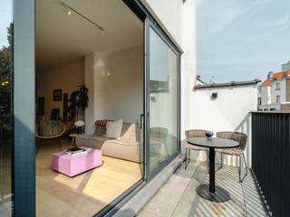 Gelegen in hartje Brussel, vlakbij het openbaar vervoer en winkels, op de tweede verdieping van een herenhuis, volledig gerenoveerd eind 2021,...