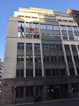 De kantoren bevinden zich op de hoek van Belliard en Rue du Commerce, in het stadscentrum Leopold. Gemakkelijk bereikbaar met het openbaar vervoer...