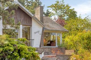 Deze te renoveren woning, gelegen in de Nieuwe Wandeling 4 te Koksijde, bevindt zich vlakbij de Hoge Blekker duinen. Het huis beschikt over maar liefst 5 slaapkamers en een ruime garage/kelder. Het zuidgericht perceel (1192m²) leent zich eventueel tot een verkaveling met extra perceel aan de James Ensorlaan. <br /><br />Op zoek naar interessante immo te Koksijde? Lees dan zeker verder!<br /><br />INDELING<br />> Gelijkvloers:<br />- inkomhal<br />- lichtrijke leefruimte met houthaard, ingedeeld in eet- en zitplaats<br />- keuken<br />- apart toilet <br />- 3 slaapkamers<br />- badkamer<br /><br />> Eerste verdieping<br />- 2 slaapkamers<br />- ruimte voor toilet<br /><br />Verder zijn er een een ruime garage (4,3m x 6m) en kelder (15m²) aanwezig.<br /><br />TROEVEN<br />+ Residentiële ligging nabij de Hoge Blekker, tevens op wandelafstand van het centrum <br />+ Woning met tal van mogelijkheden, mede door de 5 aanwezige slaapkamers<br />+ In 2025 werd een nieuwe CV-ketel geïnstalleerd<br />+ Ruim zongericht perceel van 1192m², eventueel te splitsen (mits verkavelingsvergunning)<br /><br />Interesse in deze woning te koop in Koksijde? Aarzel dan zeker niet contact op te nemen met de dossierverantwoordelijke Sarah Velle via 0470 10 52 78 of sarah.velle@dewaele.com. <br /><br /><br />Dit pand is onderworpen aan de renovatieverplichting van de Vlaamse overheid voor residentiële gebouwen (behoudens bij sloop binnen 5 jaar na de aankoop). Consulteer voor meer informatie de website van het Vlaams Energie- en Klimaatagentschap via https://www.vlaanderen.be/een-woning-kopen/renovatieverplichting-voor-residentiele-gebouwen<br /><br />Bestuursmaatregelen in het maatregelenregister: nee