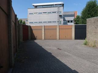 Zeer gunstig gelegen garage, vlakbij straten met veel rijwoningen, het station en op wandelafstand van het centrum. Afmetingen: 2,75 m x 5,15 m...