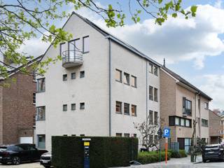 Zeldzaam aanbod - 9 studio’s en 1 appartement op een strategische ligging nabij het befaamde Miljoenenkwartier.<br /><br />De 9 studio’s variëren in oppervlakte van 25 m² tot 40 m² en bieden elk een aangenaam volume met een leefruimte, eetplaats, slaaphoek, open kitchenette en douchekamer. Het appartement gelegen op de derde verdieping telt 2 slaapkamers en beslaat 70 m² bewoonbare oppervlakte.<br /><br />Op het gelijkvloers bevindt zich een gemeenschappelijke fietsenberging en vuilnisberging.<br /><br />De units realiseren een interessant rendement dankzij hun strategische ligging, de verzorgde staat en de aangename lichtinval, wat zorgt voor een constante bezetting.<br />Ze beschikken over gunstige EPC-scores variërend van 202 kWh/m²/jaar tot 294 kWh/m²/jaar en geldige conformiteitsattesten zodat u zorgeloos kan verhuren.<br /><br />Uiterlijk bij akte zullen conforme keuringsattesten elektriciteit worden afgeleverd, de asbestattesten zijn in aanvraag.<br /><br />Ook op vlak van mobiliteit is de ligging bijzonder interessant, met het station Gent-Sint-Pieters, het stadscentrum en belangrijke invalswegen op wandel- en fietsafstand.<br /><br />Een sterke investeringsopportuniteit, gedragen door de aanhoudende vraag en het beperkte aanbod aan kwalitatieve studio’s op de Gentse vastgoedmarkt.