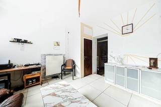 Contact et visites : Mattia Di Pisa – 071 15 87 87 Mattia.dipisa@weinvest.be Maison 4 façades 1 chambre avec grande cour à Dampremy Située à Dampremy, Rue Jean Jaurès 96, cette maison 4 façades offre un cadre de vie agréable et fonctionnel, idéal pour une personne seule ou un couple. La maison se compose comme suit : Au rez-de-chaussée, vous découvrirez un espace ouvert comprenant le salon, la salle à manger ainsi qu’une cuisine fonctionnelle. À l’étage, une chambre ainsi qu’une salle de douche viennent compléter l’habitation. À l’extérieur, le bien bénéficie d’une grande cour d’environ 80 m², offrant un agréable espace extérieur. Vous disposerez également d’un abri de jardin en béton, pratique pour le rangement ou le stockage. Le bien bénéficie par ailleurs d’une chaudière à condensation récente, apportant un confort supplémentaire. Informations techniques : • PEB : F • Électricité conforme • Chauffage au gaz • Chaudière à condensation récente • Châssis double vitrage • Maison 4 façades • ± 50 m² habitables • 1 chambre • Salle de douche à l’étage • Grande cour d’environ 80 m² • Abri de jardin en béton Vous recherchez une maison 4 façades avec un agréable espace extérieur ? Ce bien pourrait parfaitement correspondre à votre projet. Contact et visites : Mattia Di Pisa – 071 15 87 87 Mattia.dipisa@weinvest.be Descriptif à titre indicatif et non contractuel, sous réserve d’inexactitudes.