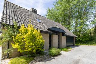 Instapklare woning met mooie ligging in Adinkerke / De Panne, grenzend aan het bos en gelegen in een rustige, groene omgeving. Deze lichtrijke woning beschikt over 4 ruime slaapkamers, een dubbele garage en een mooi stuk grond waar u in alle rust van het buitenleven kunt genieten. Dankzij het gunstige EPC combineert deze woning wooncomfort met energiezuinigheid. Een unieke opportuniteit voor wie ruimte, natuur en een vlotte bereikbaarheid vlak bij de kust zoekt.<br /><br />indeling:
<ul><li>4 slaapkamers</li><li>dubbele garage</li><li>ruime leefruimte met aansluitend de eetplaats</li><li>aparte berging</li></ul>
<br />troeven:
<ul><li>instapklaar</li><li>voor een groot gezin</li><li>gezellige tuin</li><li>straat wordt fietsvriendelijk</li></ul>
Graag een bezoekje ter plaatse of wenst u meer info, contacteer me via fre@erservimo.be<br /><br /><br /><br />