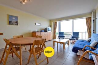 Dit ruim appartement op de begane grond op de zeedijk te Koksijde-Bad maakt deel uit van de Residentie Channel. Het appartement is voorzien van een leefruimte met zeezicht, keuken met doorgeefluik (mogelijkheid om de keuken te integreren in de leefruimte), apart toilet, badkamer met ligbad en lavabomeubel, een berging en 3 slaapkamers. Achteraan is over de volledige breedte van het appartement een terras. Met 3 slaapkamers en een bewoonbare oppervlakte van 81 m² is er genoeg plek voor het hele gezin. <br /><br />Deze benedenwoning is perfect voor wie op zoek is naar een pied-à-terre in Koksijde. Met zijn ideale ligging (op wandelafstand van de winkels en horecazaken) is dit de perfecte plek om te genieten van het kustleven. Gemeenschappelijke fietsenberging (2 haken voorzien per appartement). Centrale verwarming op aardgas. <br /><br />EPC: 340 (D-label) UC: 3002379 (Ref. NI24285) <br /><br />De vermelde prijs is een richtprijs. Elk bod, zowel hoger als lager dan deze prijs, wordt voorgelegd aan de eigenaar, die zich het recht voorbehoudt om dit te aanvaarden of te weigeren.<br /><br />Neem voorsprong met een vrijblijvende en gratis schatting van uw eigendom via:<br />www.residentievastgoed.be/gratisonlineschatten
