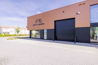KMO Unit 510m² met top zichtbare locatie te merksplas.Tot 31/12/2026 is het mogelijk onder 21% Btw te kopen.Indeling:Gelijkvloers:- Showroom met...