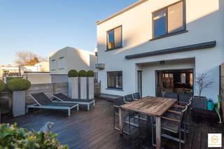 <p><span>Stijlvolle & instapklare woning op een gegeerde ligging nabij Park Den Brandt en talrijke invalswegen. Deze prachtige woning werd door de jaren heen prima onderhouden en werd constant gerenoveerd met hedendaagse materialen. Mooie inkomhal met doorloop naar een sfeervolle leefkamer met doorgang naar de zonnige tuin op het glvl. Hier vindt men tevens acces tot een gastentoilet, een diepe garage mat automatische poort alsook de doorgang tot een ruime kelderverdieping. Verd.1 is even subliem en werd prachtig ingericht met een 2de woon-en leefkamer op parket met acces naar een uniek zonovergoten terras. De luxueuze eetkeuken heeft recent nog een volledige facelift ondergaan en is afgewerkt met nieuwe toestellen. Verd2 : 4 slaapkamers waaronder de masterbedroom met open badkamer, wasplaats, apart toilet en 2 de douchekamer.</span></p><p><span> </span></p><p><span>Extra's:</span></p><p><span>Centrale verwarmingsinstallatie op gas, led verlichting op de meeste plaatsen, zonnewering achteraan, alarminstallatie. </span></p><p><span>Slechts 180€/maand energiekosten gas & elektriciteit.</span></p><p><span>Recent vernieuwde badkamers.</span></p><p><span>Aanwezigheid van een laadpaal & 14 zonnepanelen.</span></p><p><span> </span></p>