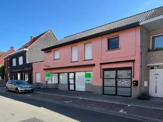 In het gezellige Westrozebeke bevindt zich deze interessante projectgrond waar vroeger een bakkerij terug te vinden was.Deze eigendom is momenteel...