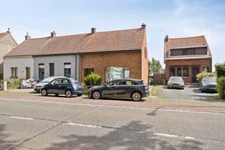 Halfopen bebouwing met ruime tuin op een strategische ligging tussen Borsbeek en Boechout.Indeling:U betreedt de woning via de inkomhal die toegang...