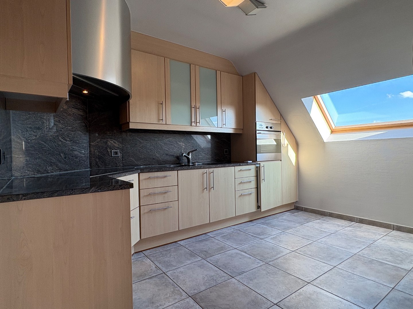 Appartement te koop op de 3de verdieping in Harelbeke. - foto 4