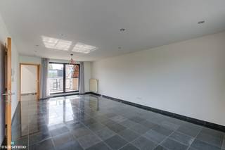 DUPLEXAPPARTEMENT MET 2 SLAAPKAMERS, 2 TERRASSEN EN GARAGEBOX AAN HET CENTRUM VAN BILZEN<br /><br />Dit instapklare duplexappartement vinden we terug aan de Hasseltsepoort 19/2.1 te Bilzen. De gezellige markt en het bruisende stadscentrum van Bilzen met tal van faciliteiten zijn gelegen op slechts 500m afstand. Ook is er een vlotte verbinding naar de omliggende dorpen en steden, net zoals de op- en afritten van de autostrade E313.<br /><br />Het appartement is gelegen op de tweede en derde verdieping en is bereikbaar via de lift of de trap.<br />De indeling is als volgt:<br />TWEEDE VERDIEPING:<br />- Inkomhal.<br />- Keuken. De keuken is voorzien van een inbouwkoelkast, een keramische kookplaat met afzuigkap en een combi-oven. <br />- Lichtrijke woonkamer.<br />- Multifunctionele ruimte voorzien van inbouwkasten.<br />- Badkamer. De badkamer is voorzien van een enkele lavabo en een inloopdouche.<br />- Toilet.<br />- 2 terrassen.<br /><br />DERDE VERDIEPING:<br />- Nachthal.<br />- 2 slaapkamers, beide slaapkamers zijn voorzien van inbouwkasten.<br />- Berging met aansluiting voor het wasmachine.<br /><br />Het appartement is meteen beschikbaar.<br /><br />De gemeenschappelijke kosten bedragen €75/maand.<br />Tot het appartement behoort een kelderberging en een garagebox.<br /><br />Wilt u dit instapklare appartement graag bezichtigen? Neem dan vrijblijvend contact met ons op via info@matisimmo.be.