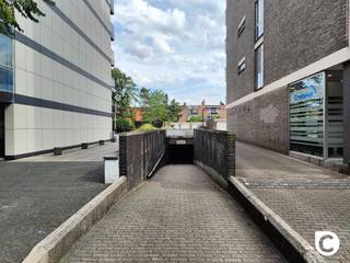 <p><span>Ondergrondse autostaanplaats te koop op toplocatie aan de Fruithoflaan. </span></p><p><span> </span></p><p><span>Ideaal voor bewoners, pendelaars of investeerders die op zoek zijn naar een veilige en vlot bereikbare parkeeroplossing in deze gegeerde buurt.</span></p><p><span> </span></p><p><span>De staanplaats bevindt zich in een verzorgde ondergrondse garage met automatische sectionale poort en comfortabele in- en uitrit via de Fruithoflaan en/of Sint-Theresiastraat. Dankzij de ruime manoeuvreerruimte rijdt u gemakkelijk in en uit.</span></p><p><span> </span></p>