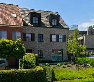 EERSTE VERDIEPINGAppartement nabij het centrum van Westmalle. Beschr: inkom, woonkamer met leefkeuken, berging, badkamer, apart toilet, 2...