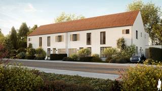 <p><strong>Thuiskomen in het hart Van Oud-Turnhout</strong><br />Rustig en energiezuinig wonen, met een zonnige tuin én het gezellige dorpscentrum op wandelafstand? Aan de Taxandriastraat verrijst een kleinschalig project met twee halfopen en twee gesloten woningen. Hedendaagse architectuur, comfort en een persoonlijke afwerking staan centraal.</p>
<p>Deze woning wordt gebouwd op een zuidwest georiënteerd perceel van 270m², ideaal om van de middag- en avondzon te genieten.</p>
<p>De vier bouwpercelen vormen vandaag nog één geheel. De bestaande woning wordt voorafgaand aan de realisatie afgebroken, waardoor de constructiewaarde onder bepaalde voorwaarden aan 6% btw kan worden aangekocht. <br /><br /><strong>Hedendaags ontwerp met licht en ruimte</strong><br />De inkomhal beschikt over een gastentoilet en ruimte voor een vestiaire, en geeft toegang tot een bureau (9m²) en fietsenberging (16m²). De leefruimte (61m²) wordt voorzien een een echte leefkeuken met toegang tot die berging. Een grote raampartij geeft uit op het terras van 21m².</p>
<p>Op de eerste verdieping bevinden zich een hoofdslaapkamer met ensuite dressing aan de tuinzijde en twee volwaardige slaapkamers aan de voorzijde. De ruime badkamer biedt plaats aan een ligbad, inloopdouche en dubbele wastafel. Het toilet bevindt zich afzonderlijk op de nachthal.</p>
<p>Een vaste trap leidt naar de tweede verdieping van circa 35 m², met een technische berging en praktische zolderruimte.<br /><br />Parkeren doet u op uw eigen oprit. <br /><br />De tuin wordt netjes aangelegd (inclusief robotmaaier), omheind, en is langs de achterzijde bereikbaar via een pad en poortje. <br /><br /><strong>Uw woning, uw woonwensen </strong><br />Omdat de omgevingsvergunning nog niet werd aangevraagd, stapt u op een interessant moment in. Binnen de technische, stedenbouwkundige en architecturale mogelijkheden is nog inspraak in de indeling. Zo kunt u uw toekomstige thuis mee vormgeven volgens uw persoonlijke wensen.<br /><br /><strong>Vraagprijs en lanceringsvoorwaarden</strong><br />De vraagprijs bedraagt € 482.500, waarvan € 150.000 grondwaarde.</p>
<p>Op de grondwaarde zijn 12% verkooprechten verschuldigd. Op de constructiewaarde betaalt u 6% of 21% btw, afhankelijk van uw persoonlijke situatie en de wettelijke voorwaarden. Op onze website kan u beide berekeningen downloaden. <br /><br /><strong>Compleet en energiezuinig afgewerkt </strong><br />Het lastenboek kunt u downloaden via onze website. <br />De belangrijkste voorzieningen en afwerkingsbudgetten, exclusief btw, zijn:</p>
<ul>
<li>sanitair: € 7.000;</li>
<li>keuken: € 12.500;</li>
<li>vloeren: handelswaarde € 60/m²;</li>
<li>wandbetegeling douche: handelswaarde € 40/m²;</li>
<li>shutters van Mr. Shutter: € 5.000;</li>
<li>E-peil E20 of lager, met E0 als streefdoel;</li>
<li>lucht-waterwarmtepomp met vloerverwarming;</li>
<li>zonnepanelen indien nodig voor het beoogde E-peil;</li>
<li>aluminium buitenschrijnwerk met hoogrendementsbeglazing;</li>
<li>individueel ventilatiesysteem type D;</li>
<li>aangelegde en omheinde voor- en achtertuin;</li>
<li>aangelegd terras met scheidingsmuur;</li>
<li>robotmaaier, brievenbus en gevelverlichting.</li>
</ul>
<p>U koopt hier een volledig afgewerkte en energiezuinige thuis waarin aan elk dagelijks comfort werd gedacht. Uw aankoop geniet de volledige bescherming van de Wet Breyne. Meer informatie vindt u via www.deboerenpartners.be/wet-breyne</p>
<p><strong>Bouwen met vertrouwen</strong><br />BCR realiseert hoogwaardige en energiezuinige woonprojecten met aandacht voor architectuur, duurzaamheid en comfort. Vanaf de aankoop tot de oplevering begeleidt een vaste klantenbegeleider u bij de afwerkingskeuzes en werfbezoeken.</p>
<p>Daarnaast krijgt u 24/7 toegang tot de plannen, financiële overzichten en de actuele stand van de werken. Zo volgt u stap voor stap hoe uw nieuwe thuis vorm krijgt.</p>