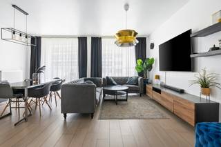 Vlakbij het centrum van Hoboken. Dit appartement op de eerste verdieping beschikt over een hal en een ruime living met open keuken. Doorheen het gehele appartement valt de hogere plafondhoogte dan standaard enorm op en geeft ook een heel ruim gevoel. De ramen zijn tevens voldoende groot voorzien en zorgen voor een zeer aangename lichtinval. De keuken is volledig geïnstalleerd met werkblad, dubbele spoelbak en toestellen (ijskast met vriesvak, vitro ceramische kookplaat, warme-lucht oven, afwasmachine en inox schouwdampkap). Naast de keuken heeft men een praktische berging met voldoende opslagruimte alsook de aansluiting voor wasmachine. De badkamer is volledig betegeld, met dubbele lavabo in meubel en een ligbad. Verder een apart toilet. De 2 volwaardige slaapkamers zijn achteraan gelegen en geven toegang tot de ruime zuidwest tuin. Verder een handige kelderberging, alsook een ondergrondse autostaanplaats dewelke verplicht bij aan te kopen is aan €20.000,00. Het appartement is momenteel verhuurd aan een huurprijs van €1.000 inclusief kosten!