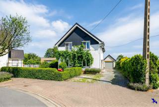 Welcome to Kapelle-op-den-Bos!<br /><br />This charming home, built in 1960, offers a comfortable living space of 125 m². It features three spacious bedrooms, perfect for providing privacy and comfort for the whole family. The generous plot size of 645 m² surrounds the property with a pleasant outdoor area.<br /><br />Inside, you’ll find a practical layout with a cozy living room ideal for gatherings. The house includes one well-equipped bathroom designed for everyday convenience. The efficient floor plan ensures a clear and functional living environment.<br /><br />Additionally, the large garden is perfect for various outdoor activities, hobbies, or simply enjoying the fresh air.<br /><br />Interested? Contact our office at info@hiro.be or 03 230 00 14.