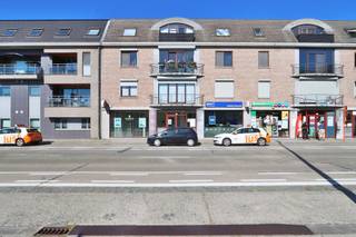 <p><span>Op zoek naar een ruim en lichtrijk appartement met twee volwaardige slaapkamers en twee terrassen in het centrum van Beveren? Dan is dit appartement van ca. 115 m², gelegen op de derde verdieping van Residentie Piet Staut, zeker een bezoekje waard.<br /><br /></span><span>Het appartement geniet van een uitstekende centrale ligging in hartje Beveren, op wandelafstand van het winkeldorp en park Hof ter Welle. Winkels, supermarkten, openbaar vervoer en tal van andere dagelijkse voorzieningen en ontspanningsmogelijkheden bevinden zich in de onmiddellijke omgeving.<br /><br /></span><span>Via de ruime inkomhal betreedt u het appartement. Hier bevindt zich tevens een apart gastentoilet met handenwasser. De absolute blikvanger is de bijzonder ruime en lichtrijke doorzonleefruimte van maar liefst 49,6 m². Dankzij de grote raampartijen en de aanwezigheid van zowel een terras aan de voorzijde als aan de achterzijde geniet u hier de hele dag door van een aangename lichtinval en een heerlijk ruimtegevoel. Aansluitend bevindt zich de ingerichte keuken, voorzien van het nodige comfort.<br /><br /></span><span>Vanuit de leefruimte bereikt u de nachthal, die toegang biedt tot twee volwaardige slaapkamers, een praktische berging en een ruime, ingerichte badkamer. Deze is uitgerust met een bad/douche combinatie, een dubbel lavabomeubel en een toilet.<br /><br /></span><span>Het gebouw beschikt bovendien over een lift en een gemeenschappelijke fietsenberging.<br /><br /></span><span>Een ondergrondse parkeerplaats EN aparte kelderberging zijn optioneel mee aan te kopen aan 20 000 EUR.<br /><br /></span><span>De combinatie van de royale bewoonbare oppervlakte, twee terrassen en een uiterst centrale ligging maakt dit appartement tot een bijzonder aangename woonst in het centrum van Beveren.<br /><br /></span><span>Graag laten we u dit appartement persoonlijk ontdekken. Contacteer ons voor bijkomende informatie of een bezoek via </span><span>verkoop@homevast.be</span><span> of 03 344 77 44.</span></p>