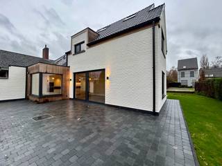 Nabij het centrum van Rumbeke (Roeselare), op een steenworp van het alom bekende Provinciedomein Sterrebos, ligt deze gerenoveerde, instapklare...