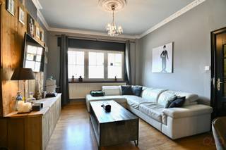 Achter deze charmante gevel bevindt zich een zo goed als instapklare woning. Ideaal voor een koppel starters, of als investeringspand om te verhuren.<br />Op het gelijkvloers kom je via de inkomhal terecht in de lichtrijke living, die naadloos doorloopt naar de eetplaats. De volledig ingerichte keuken sluit hierop aan en geeft, net als de eetplaats, uitzicht op de ruime stadstuin. Deze is bereikbaar via een eigen toegangspad en biedt een rustige plek om buiten te eten of gewoon te genieten van het groen.<br />Op de tussenverdieping bevindt zich een moderne badkamer met ligbad, douche, lavabo en toilet.<br />Het eerste verdiep telt 2 ruime slaapkamers. Op de zolderverdieping ligt de derde slaapkamer: heel ruim en volledig vernieuwd.<br />De woning vraagt nog wat liefde voor de laatste afwerking, maar is daardoor een buitenkans voor wie een gezinswoning zoekt met een mooie prijs/kwaliteit-verhouding en de vrijheid om zelf de laatste toets te geven.<br />Contacteer ons voor een bezichtiging op het nummer 011 70 70 19 of via hallo@duovastgoed.be.