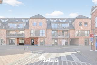 In het centrum van Oostrozebeke vinden we deze casco handelsruimte van 115 m².<br /><br />De handelsruimte die nog volledig naar eigen wens kan ingedeeld worden is gelegen op het gelijkvloers van residentie 'Rosenbeca'. Daarnaast beschikt het pand over een uitstekende zichtbaarheid op een commerciële locatie. Door de grote raampartijen is deze ruimte ideaal als kantoor, praktijkruimte, handelspand en tal van andere mogelijkheden.<br /><br />Tot slot is er ook de mogelijkheid tot het aankopen van een garage en het aanpalend pand met een oppervlakte van 150 m² waardoor u van het geheel één grote ruimte kan maken.<br /><br /><strong>Kortom, bent u op zoek naar een multifunctioneel pand op een topligging te centrum Oostrozebeke?<br />Twijfel niet langer en leg vandaag nog uw bezoek vast!</strong>