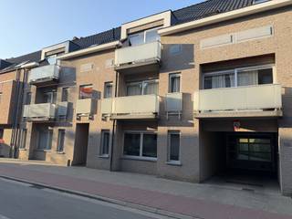 Mooi appartement met 2 slaapkamers op de eerste verdieping met lift en autostaanplaats.INDELING (appt. 1.1):- inkomhal met gastentoilet voorzien van...