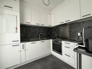 Wandel binnen in dit licht en gezellig te maken appartement. Gezien zijn aangename indeling treft u vooraan de woonkamer op parket, de...