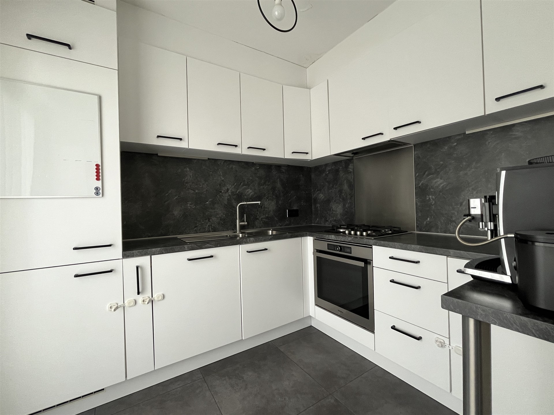 Instapklaar 2 slaapkamer appartement + autostaanplaats - foto 2